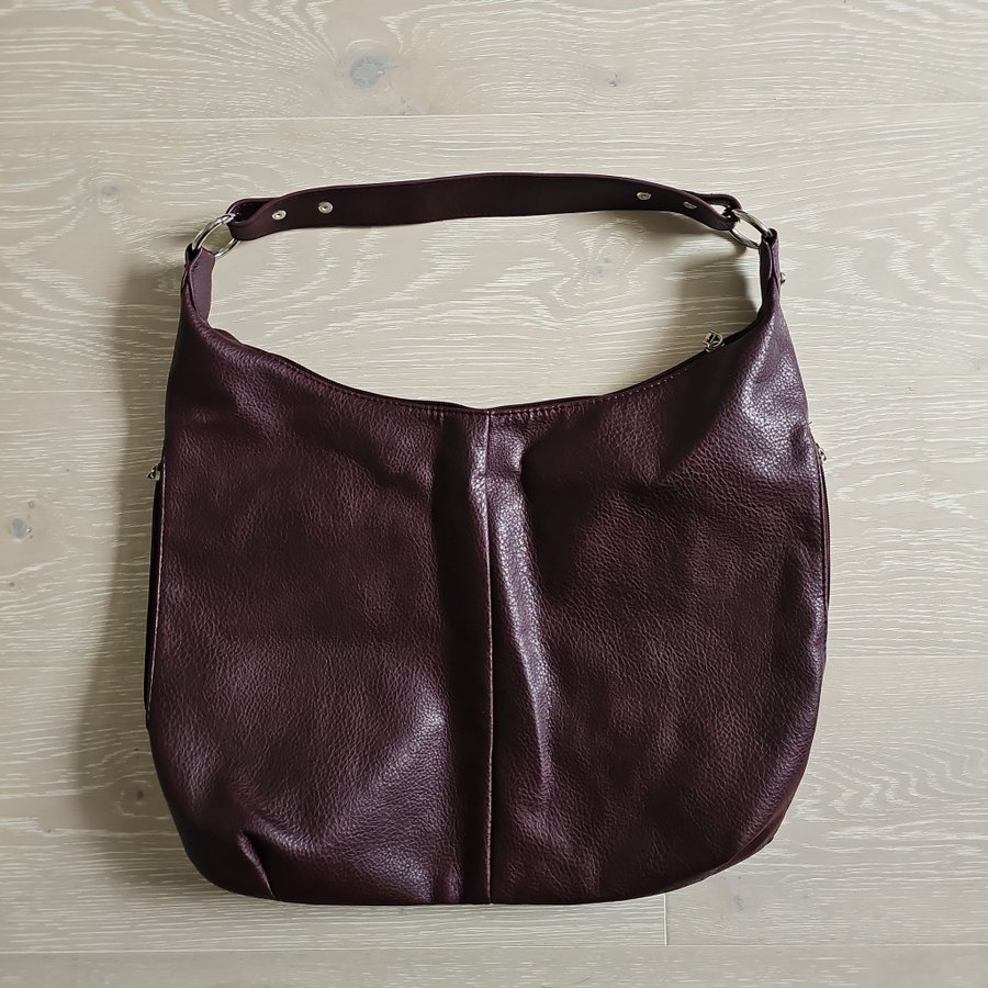 Burgundy tote bag with silver details