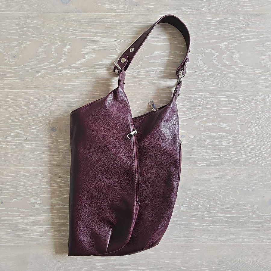 Burgundy tote bag with silver details