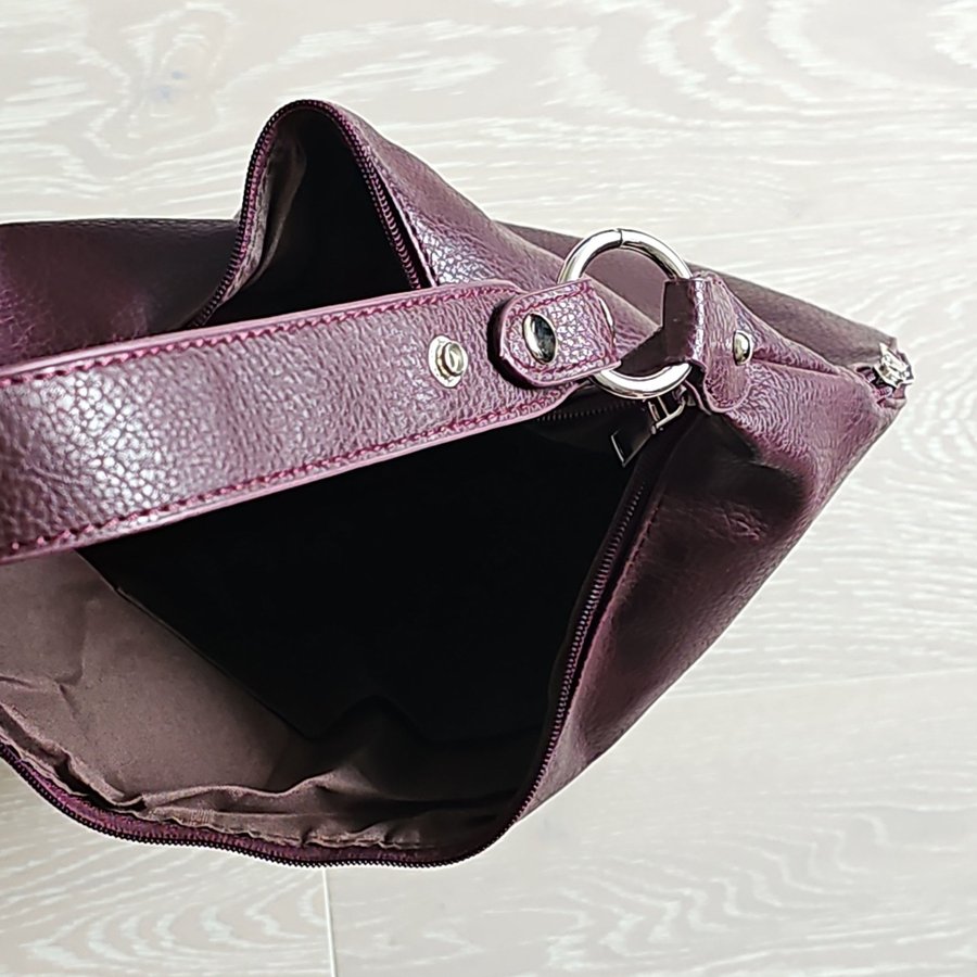 Burgundy tote bag with silver details