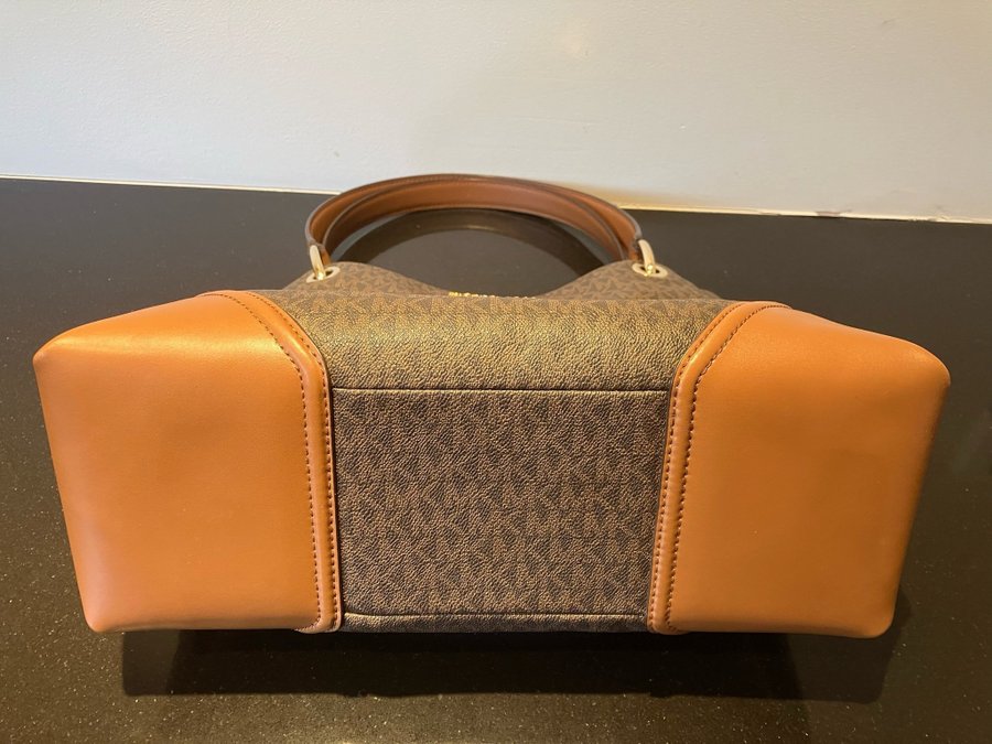 Michael Kors väska, brun med MK-tryck