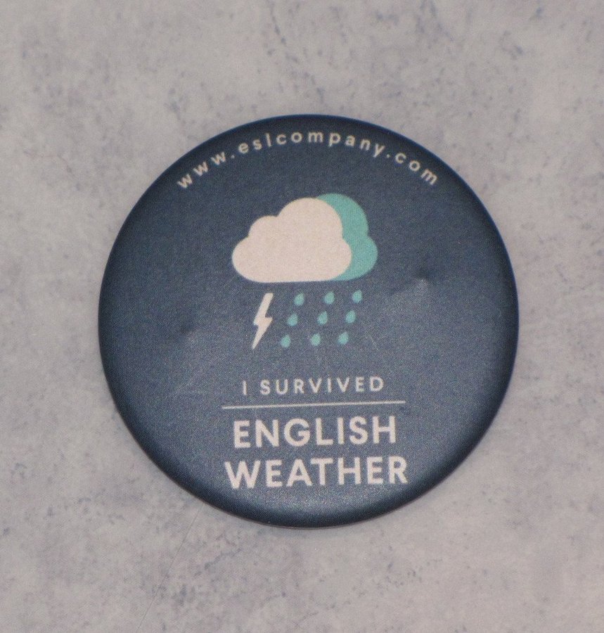 Mörk blå knapp pin I SURVIVED ENGLISH WEATHER vit text regn åsk moln rolig unik