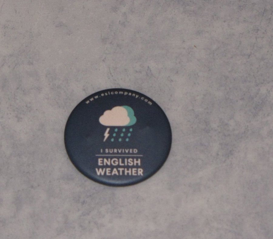 Mörk blå knapp pin I SURVIVED ENGLISH WEATHER vit text regn åsk moln rolig unik