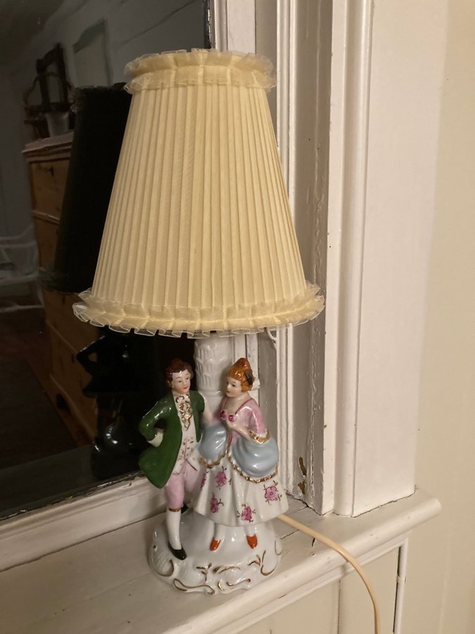 Retro Kitschig Porslinslampa, bordslampa med figurer 42 cm hög