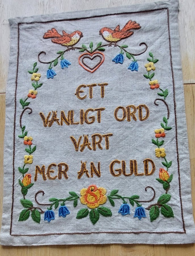 Väggbonad Broderi med texten "Ett vanligt ord värt mer än guld"- handarbete