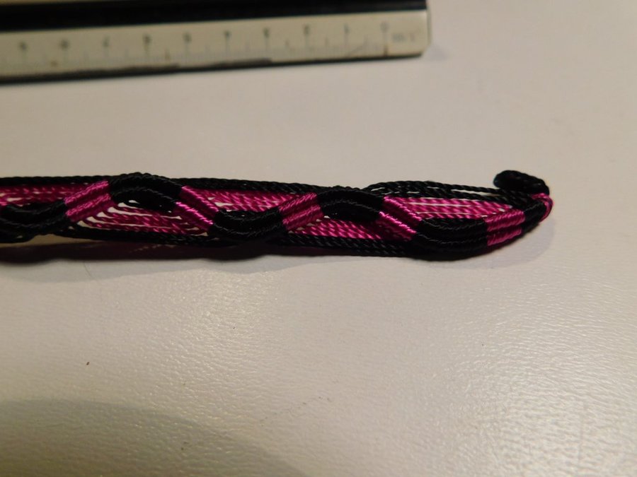 Armband Handarbete från Ecuador Cerise o Svart Goth Färger