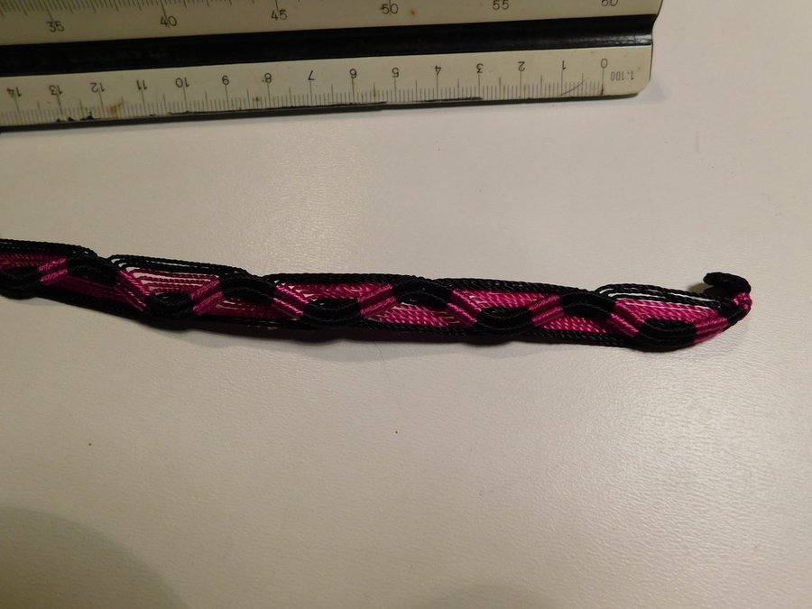 Armband Handarbete från Ecuador Cerise o Svart Goth Färger