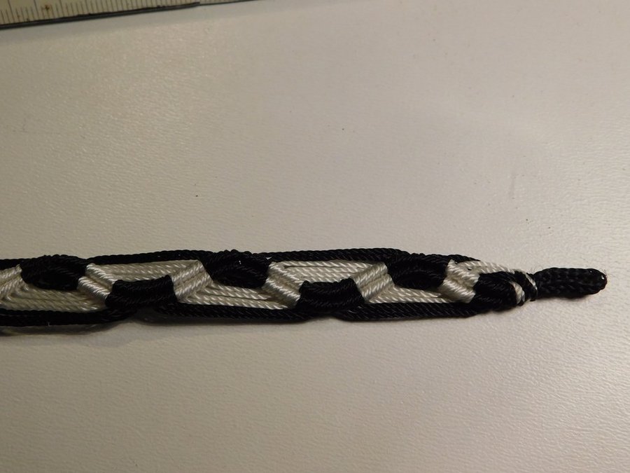 Armband Handarbete från Ecuador Svart o Vit