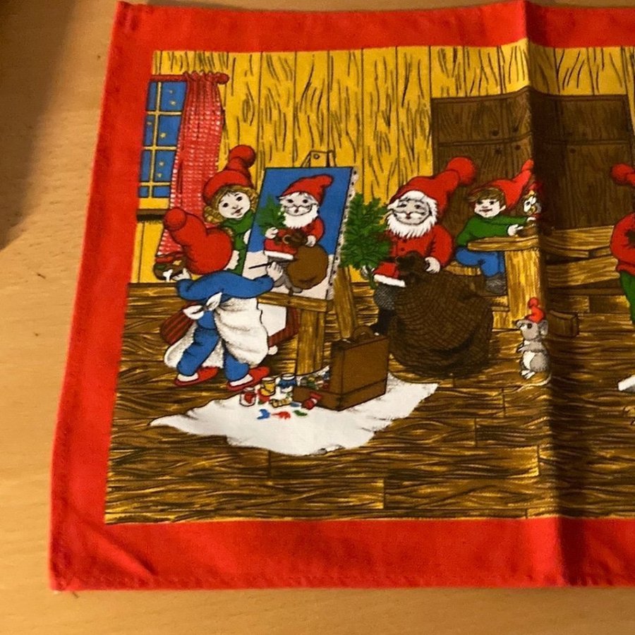 Söt JUL bonad. TOMTE FAMILJ. Tryckt på bomull. .32 x 78 cm