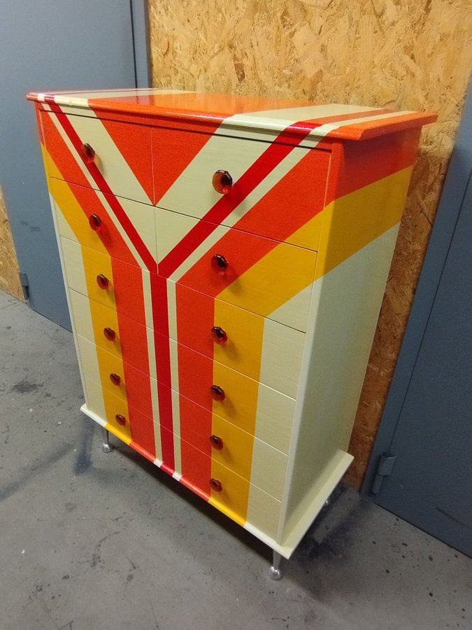 Retro Ikea byrå med 1970-talsmotif