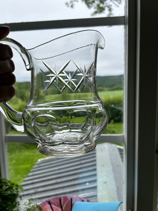 Gammal handblåst kanna tillbringare i glas med slipade stjärnor