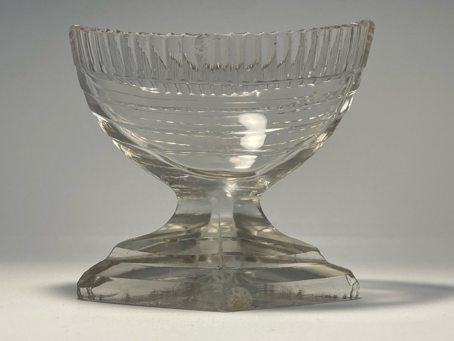 Saltkar 1700/1800-tal Antikt glas grå glasmassa Antique salt cellar