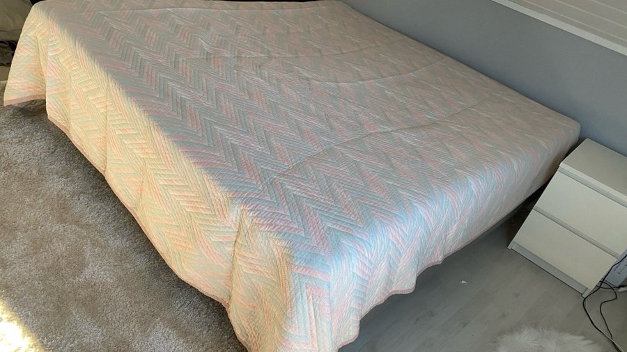 Vacker quilt i rosa och blått