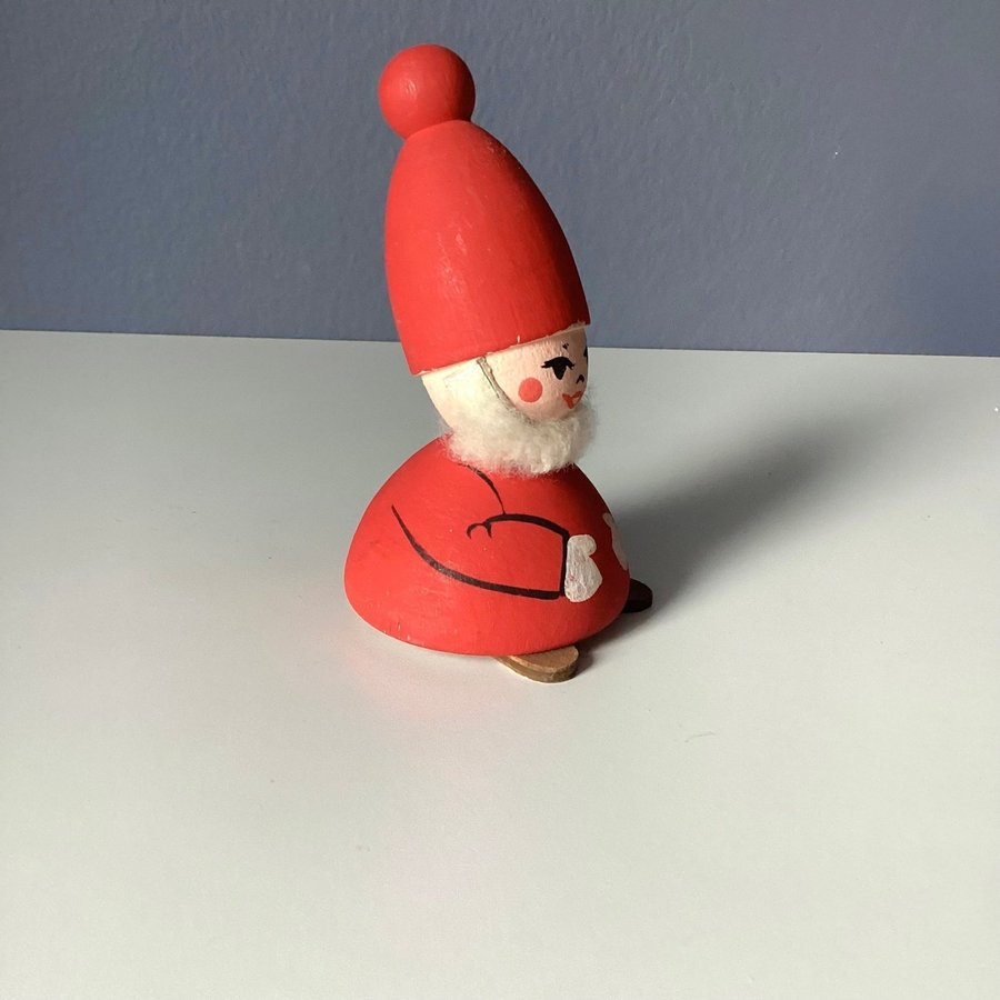 Vintage Retro Tomte i trä från Bo Svensk Etikettmärkt Konsthantverk 9,5 cm hög