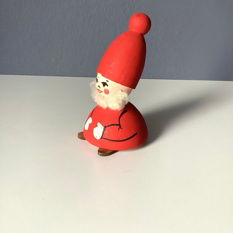 Vintage Retro Tomte i trä från Bo Svensk Etikettmärkt Konsthantverk 9,5 cm hög