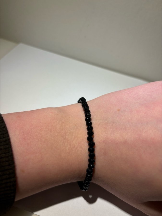 Armband med svarta pärlor