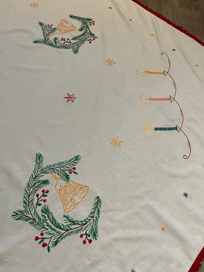 Underbar stor handbroderad julduk, 145x140cm, i mycket gott skick!