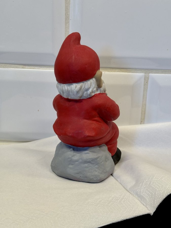 TOMTE MED GRÖTFAT KERAMIK HÖJD 15 CM. ETIKETT KARIN DESIGN