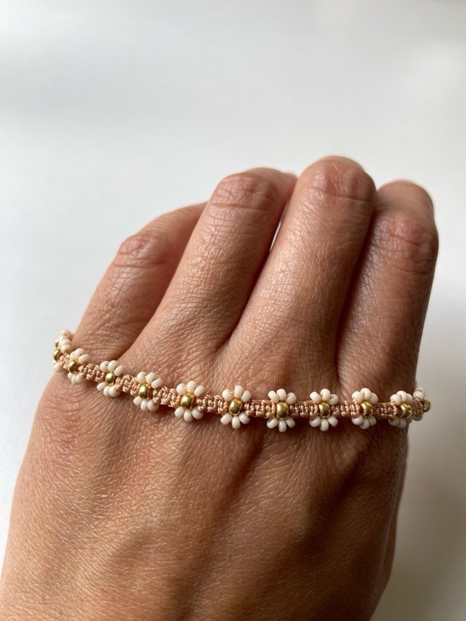 Beige/guld blomma micro-macramé armband