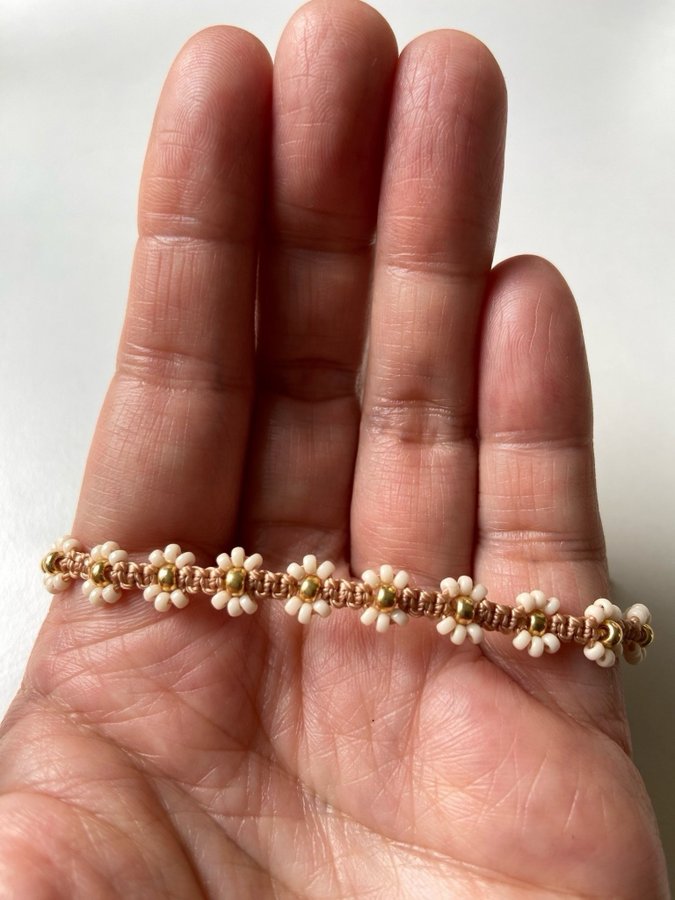 Beige/guld blomma micro-macramé armband