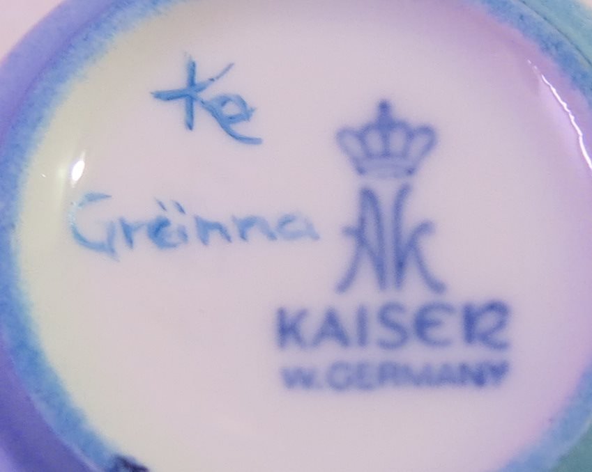 Signerad handmålad äggkopp Kaiser W Germany