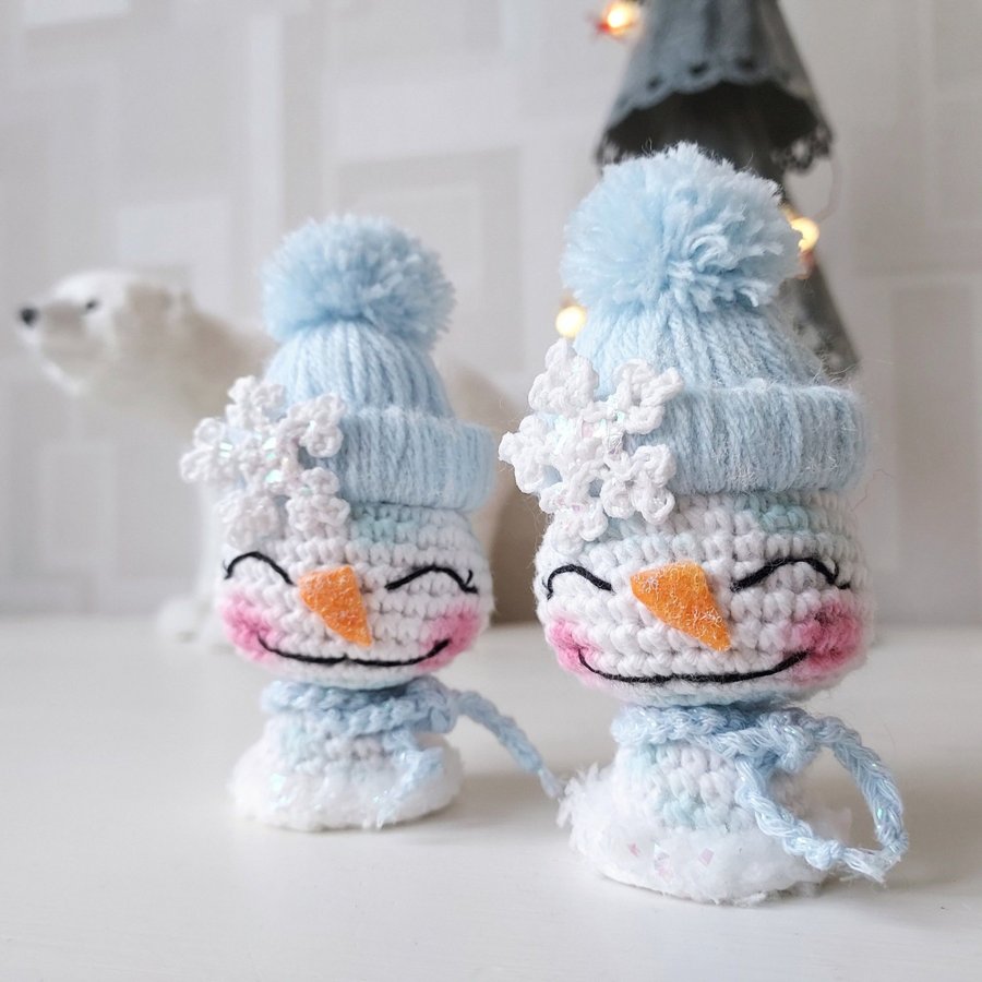 2 Virkade Snögubbar i Mössa m Snöflinga Jul Advent Vinter Pynt Prydnad Snowman