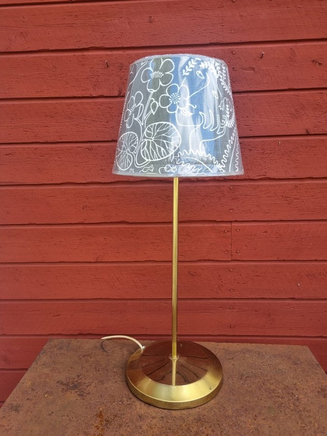 Snygg retrolampa mässingfot och lampskärm Grazia Poca Stig Lindberg