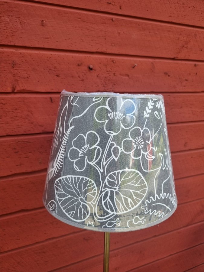 Snygg retrolampa mässingfot och lampskärm Grazia Poca Stig Lindberg