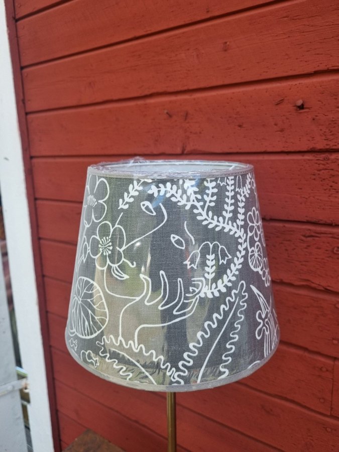 Snygg retrolampa mässingfot och lampskärm Grazia Poca Stig Lindberg