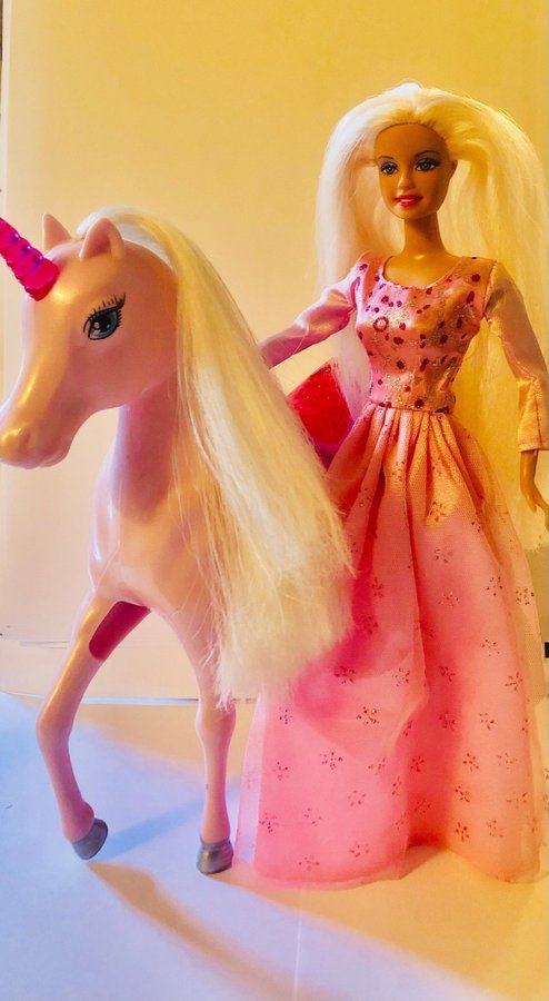 DFA Barbie med lysande Enhörning