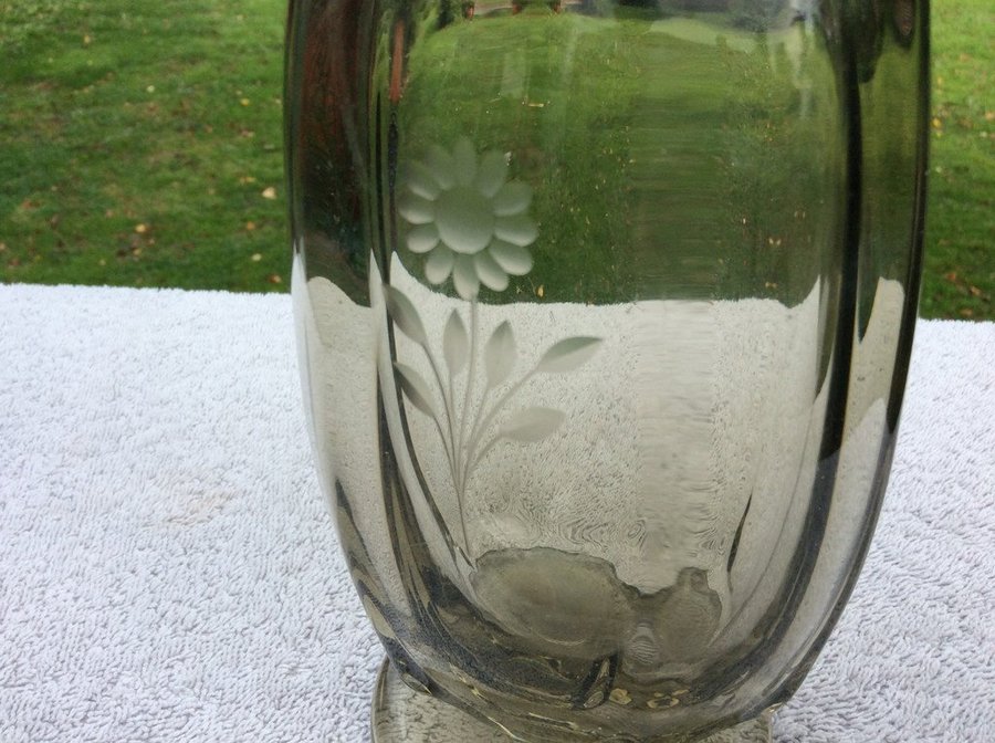 Graverad Sandvik/Orrefors snygg vas i tonat glas