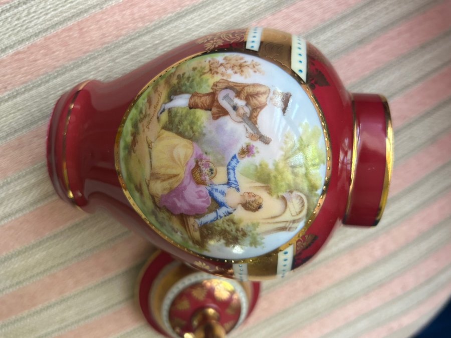 Retro Karlsbad porslin urn med lock Love story” i fint design vintage