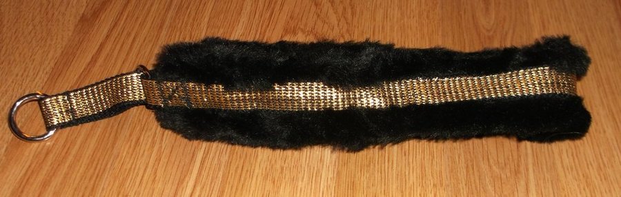 Hundhalsband halvstryp 555-62 cm svart mjuk fleece och guld broderier Ny