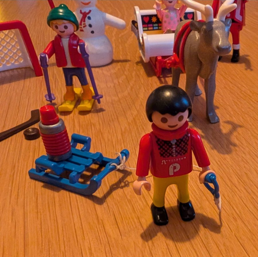 Playmobil Jultema med figurer, släde, julgran, kamin och mer!