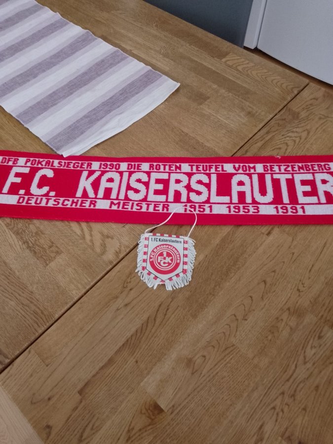 1. FC Kaiserslautern halsduk och emblem