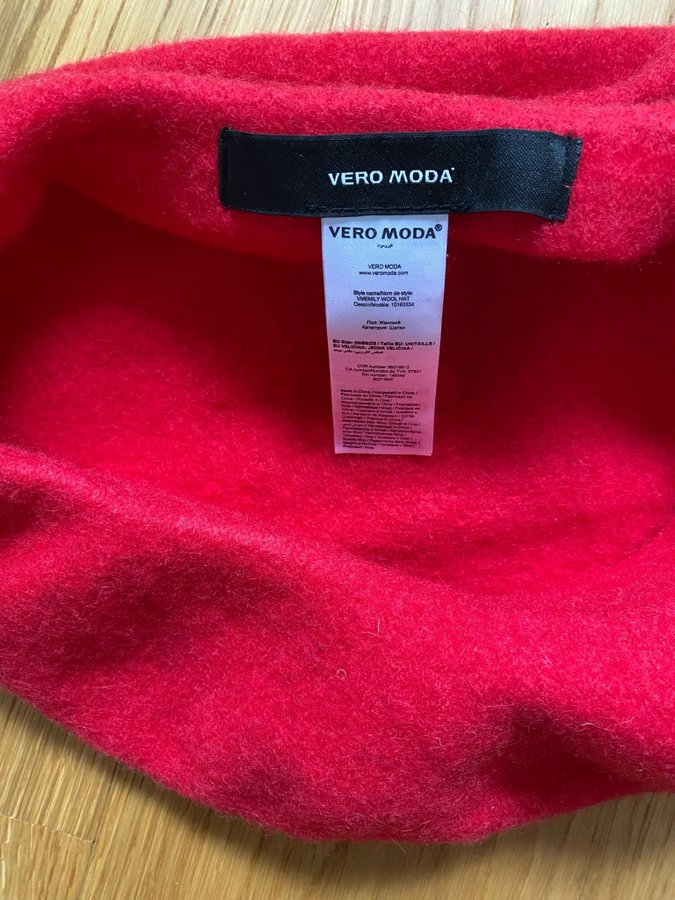 Helt ny! Vero Moda röd basker