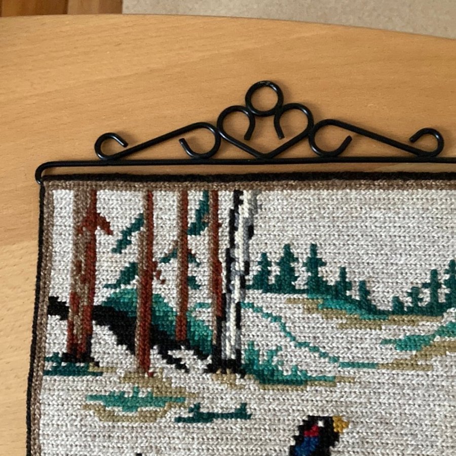 TVISTSÖMS bonad med beslag. .TJÄDER. . Broderad med ullgarn. 28 x 41 cm