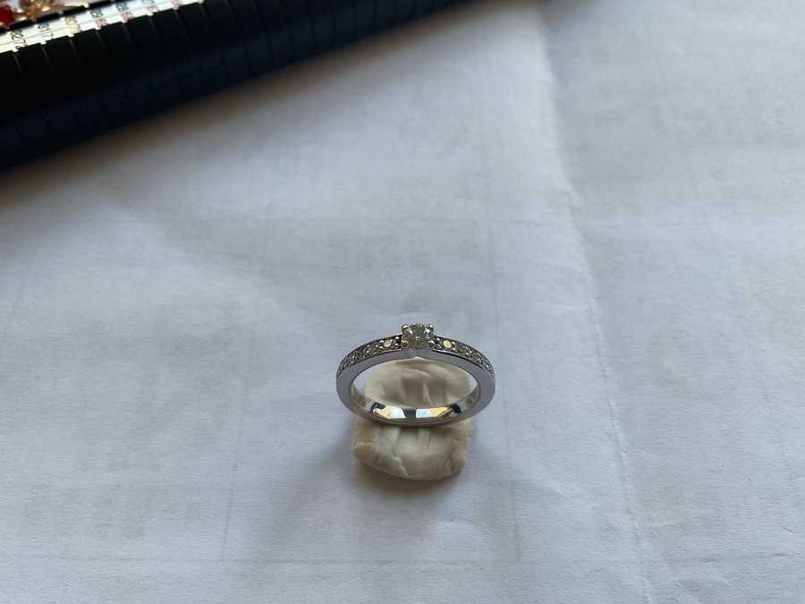 Ringar vitt guld 18k med diamanter