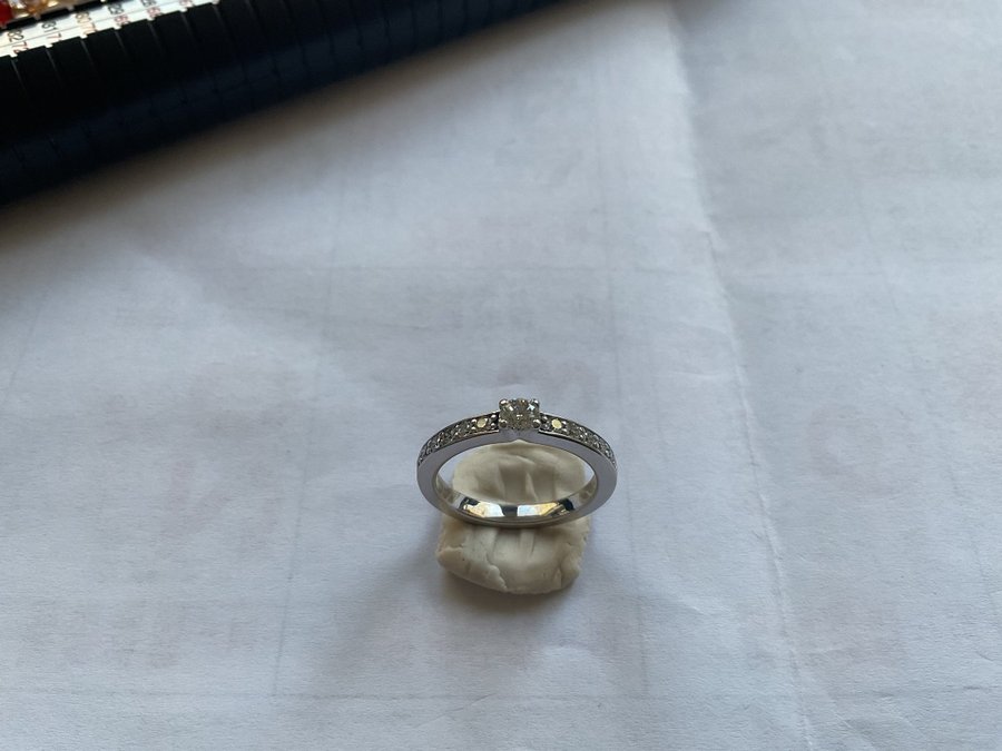 Ringar vitt guld 18k med diamanter