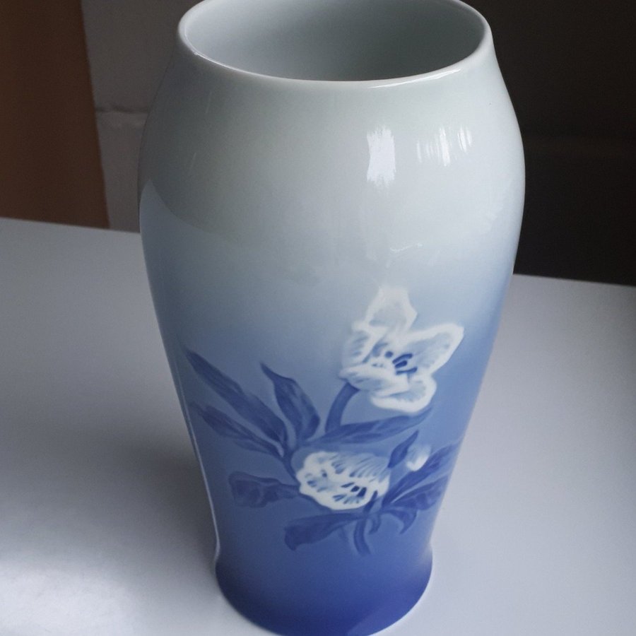 JULROS Vas Bing  Grøndahl Perfect Porslin No.682 Julerose Vase. Christmas Rose