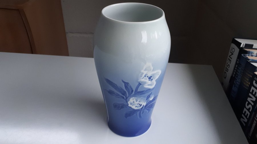 JULROS Vas Bing  Grøndahl Perfect Porslin No.682 Julerose Vase. Christmas Rose