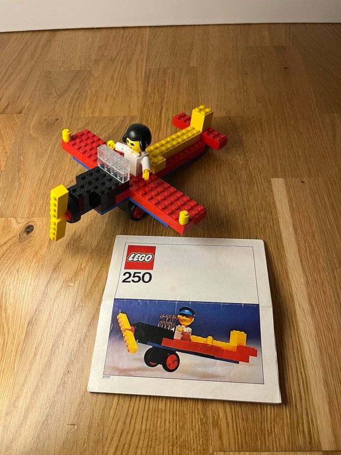 Lego - Aeroplane and Pilot (250)