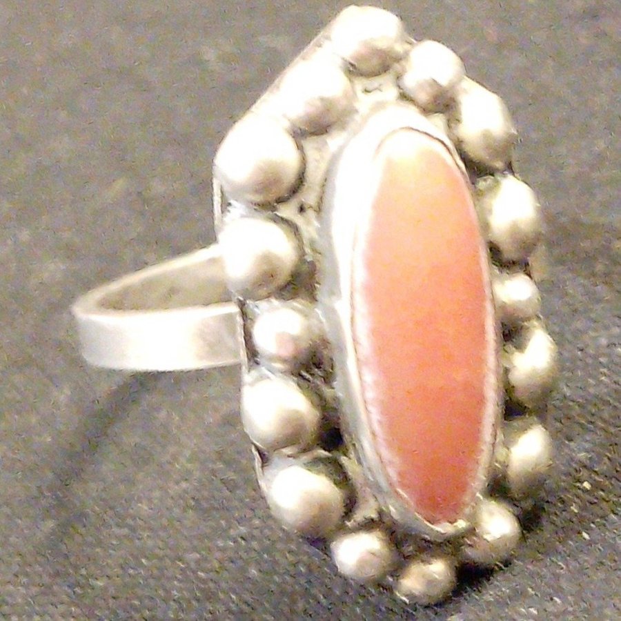 Ring i Äkta 925 Sterling Silver med Cabochon Slipad Röd Korall