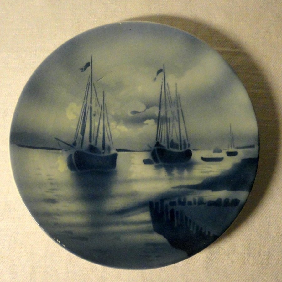 Villeroy  Boch, Wallerfangen, Vägg-/samlartallrik med segelbåtsmotiv. Ø 20,5 cm