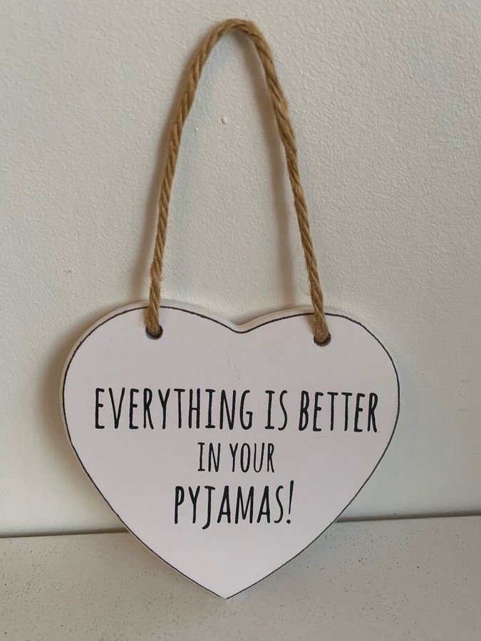 Liten skylt med texten: Everything is better in your pyjamas!