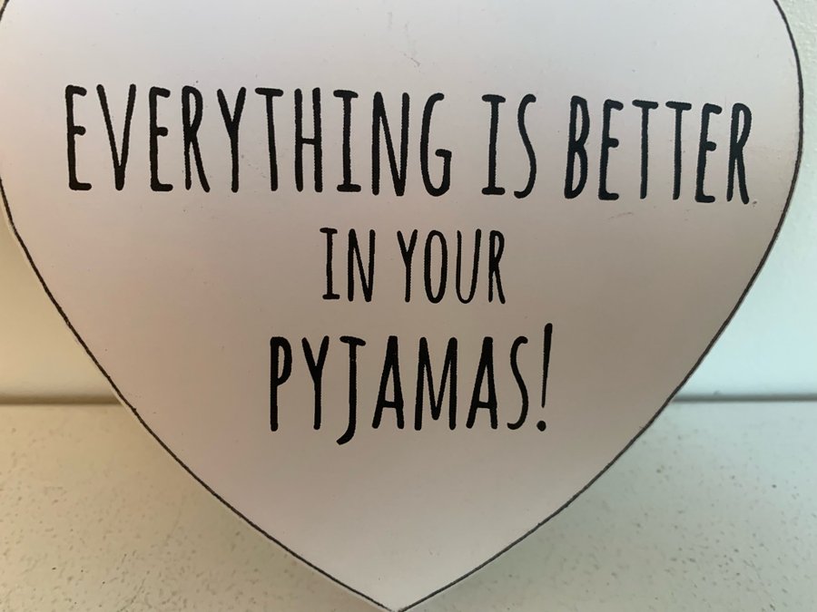 Liten skylt med texten: Everything is better in your pyjamas!