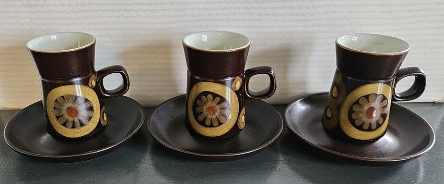 6 Kaffe/tekoppar med fat Arabesque DENBY MADE IN ENGLAND 60-tal Gill Pemb