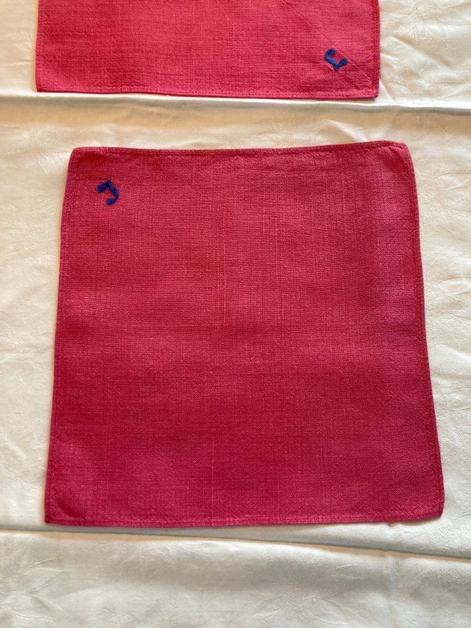 2 mörk rosa äldre linne servetter/ dukar med hand broderat monogram. Ca 28x28 cm