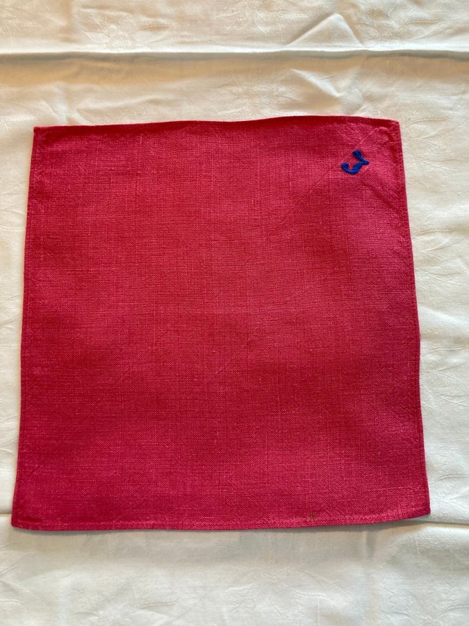 2 mörk rosa äldre linne servetter/ dukar med hand broderat monogram. Ca 28x28 cm