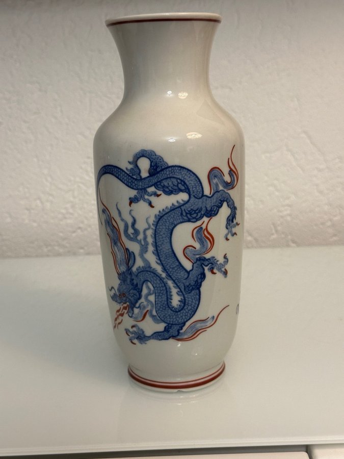 Vase mit Drachenmotiv