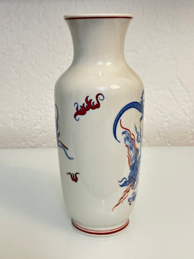 Vase mit Drachenmotiv